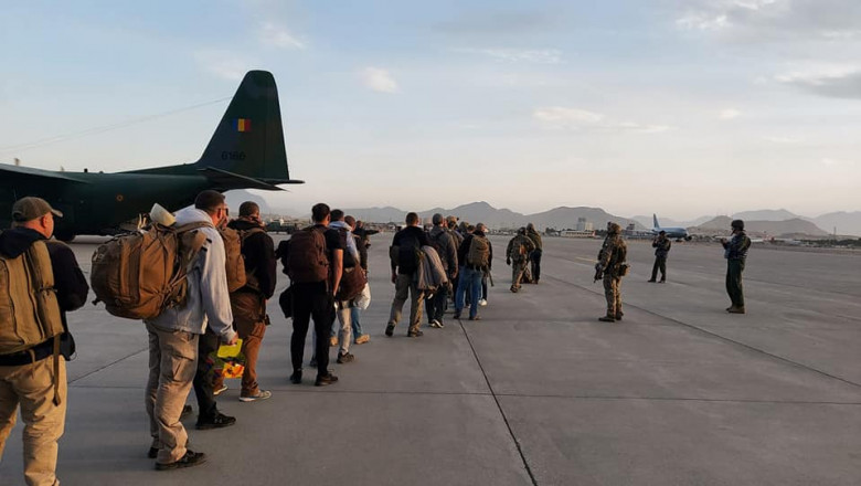 14 cetățeni români care au reușit să ajungă pe aeroportul din Kabul au fost evacuați cu o aeronavă militară