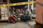 oameni care dorm pe jos in aeroportul din kabul profimedia-0627377078