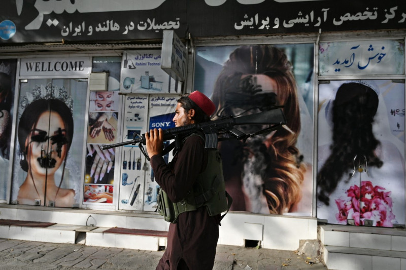 taliban care trece pe langa vitrine cu femei sterse profimedia-0627666140
