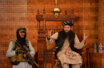imam care vorbeste la o moschee din kabul langa un taliban inarmat profimedia-0628035097