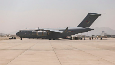 avion C-17 Globemaster III pe aeroportul din Kabul