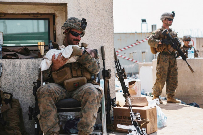 soldat american cu bebelus in brate kabul profimedia-0628093699