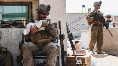 soldat american in brate cu un bebelus pe aeroportul din kabul