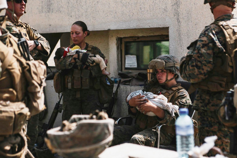 femei soldat cu bebelusi in brate la kabul profimedia-0628093701