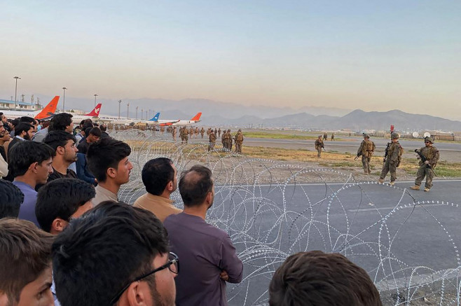 afgani dupa sarma ghimpata a aeroportului din kabul profimedia-0627215243