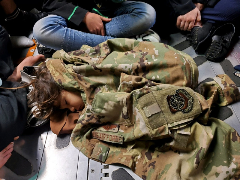 copil care doarme invelit cu o haina militara sua profimedia-0627746379