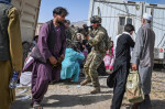 soldat american cu arma indreptata catre afgani pe aeroport profimedia-0627275370