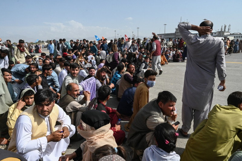 oameni asteptand pe aeroportul din kabul profimedia-0627283534