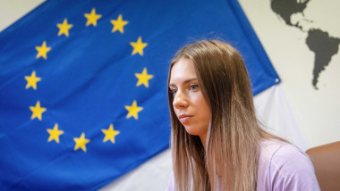 Atleta din Belarus, Kristina Țimanovskaia, cu steagul Uniunii Europene în spate