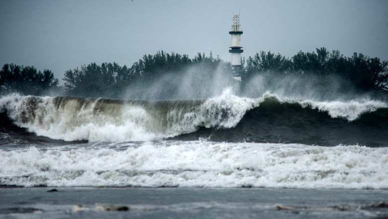 Far lovit de valuri uriașe în Mexic, în așteptarea uraganului Grace în august 2021