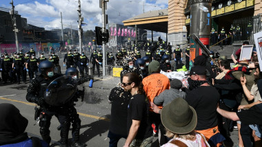 Protestatari australieni care se bat cu polițiștii.