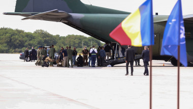 Românii evacuați din Afganistan, pe aeroportul din București.