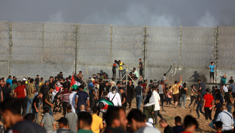 Protestatari palestinieni la granița fortificată din Gaza