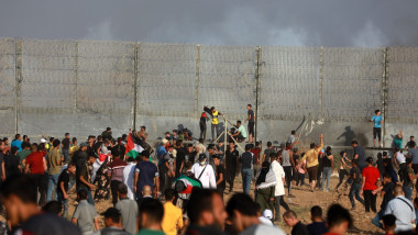 Protestatari palestinieni la granița fortificată din Gaza