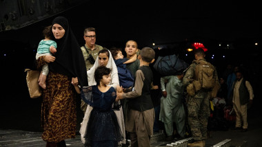 refugiati afgani evacuati cu un avion globemaster III