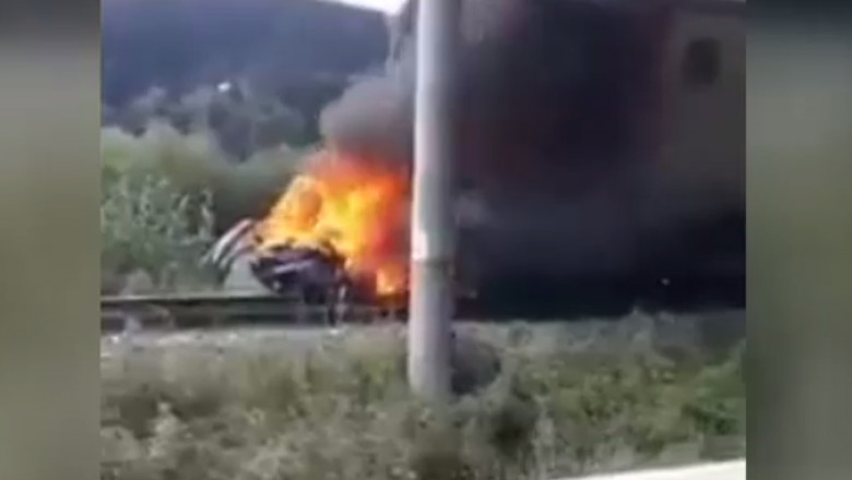 O mașină a luat foc după ce a fost lovită de tren.