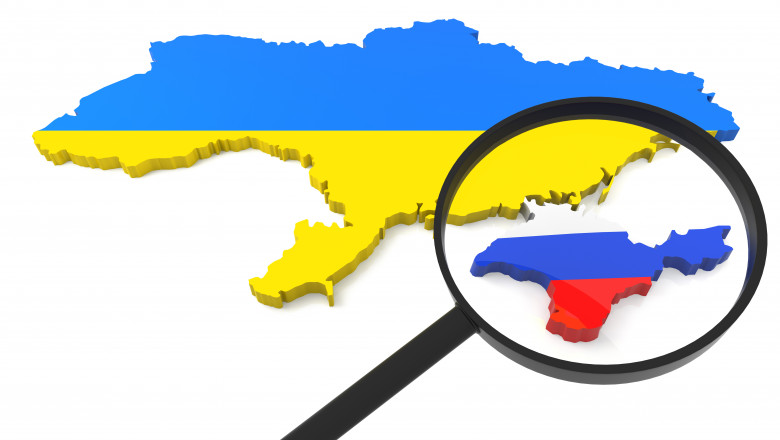 harta care arata crimeea in culorile drapelului rusesc sub o lupa