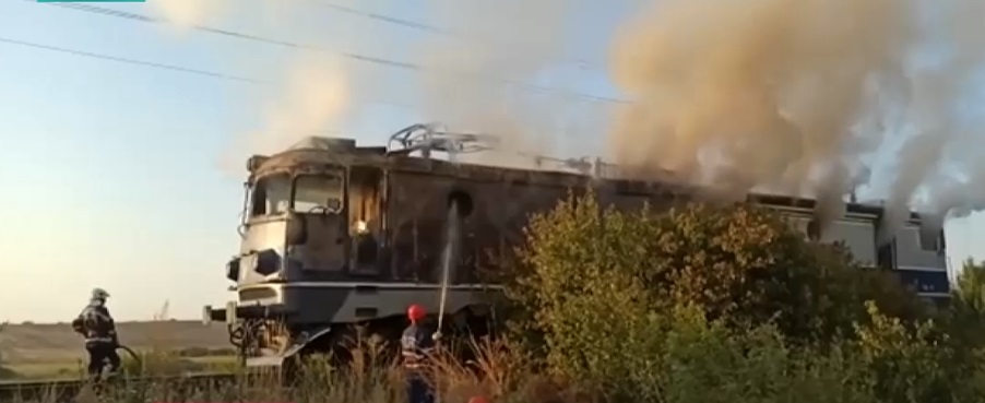 Locomotiva unui tren a luat foc în mers, în apropiere de Baia Mare. Călătorii s-au autoevacuat