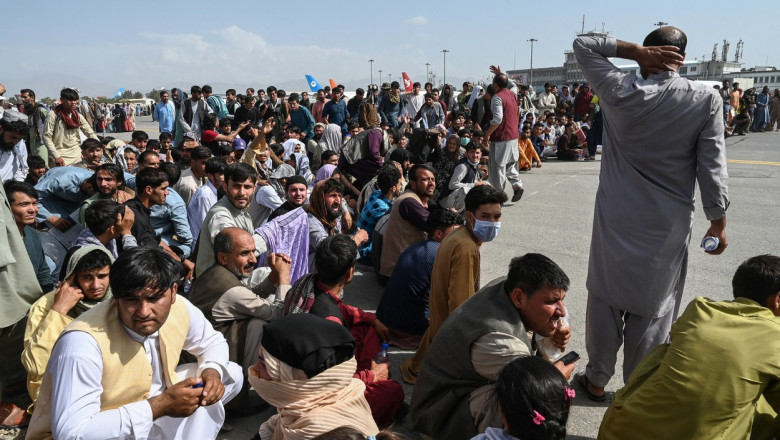 Afgani așteptând evacuarea pe aeroportul din Kabul.