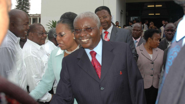 Armando Guebuza, presedintele mozambic, la o adunare electorala cu alegatorii