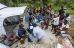 Oameni tratați la un cort medical improvizat după dezastrul produs de cutremurul masiv din Haiti