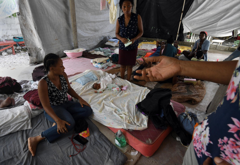 Oameni într-un cort improvizat, în Haiti
