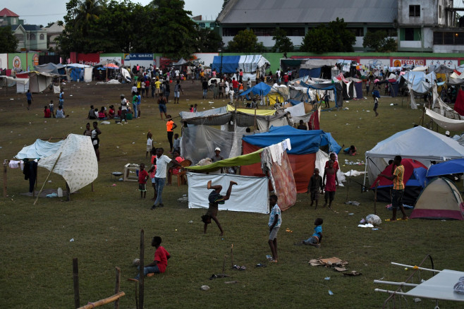 Oameni în corturi după dezastrul din Haiti