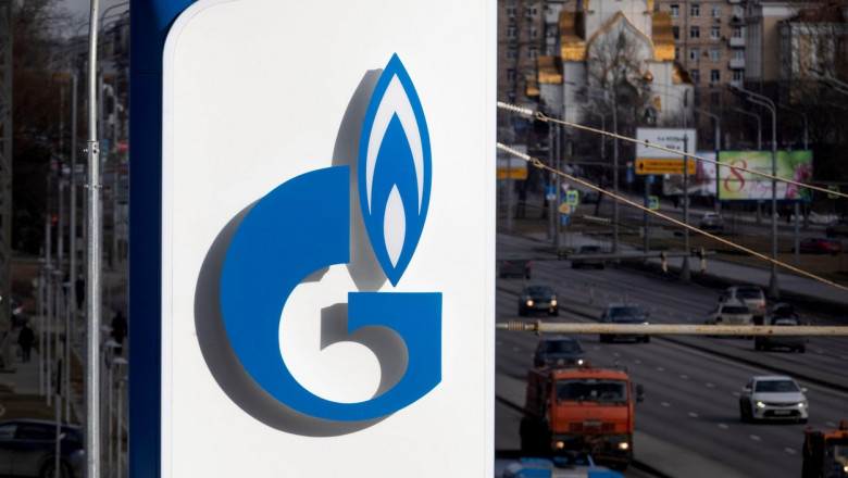 logo-ul gazprom pe un panou in moscova