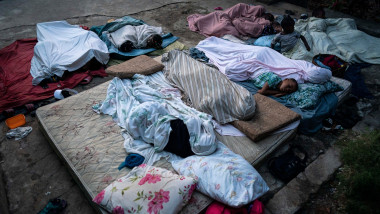 copii dormind pe paturi de carton în aer liber, după dezastrul din Haiti