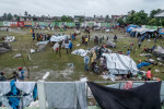 Oameni în corturi și tabere improvizate de sinistrați în Haiti