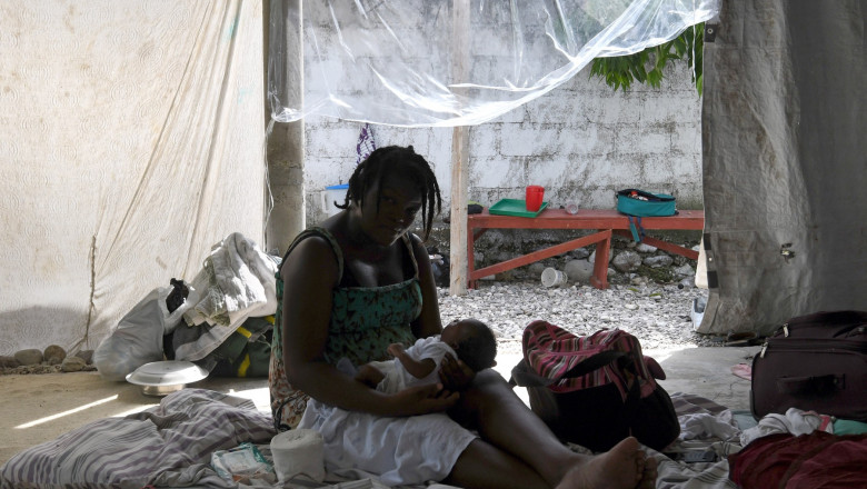 Femeie cu copil în Haiti