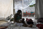 Femeie cu copil în Haiti
