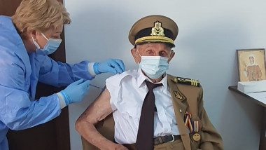 Veteranul de 101 ani, Ion Procopie, se vaccinează.