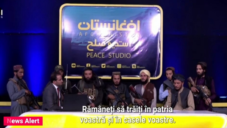 Mesaj de pace al unui comandant taliban, însoțit de luptători înarmați