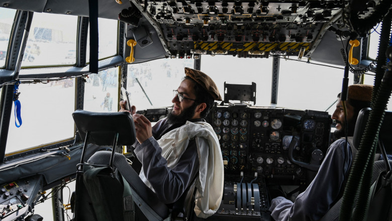 talibani in avion pe aeroport in kabul