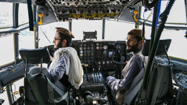 talibani in avion pe aeroport in kabul