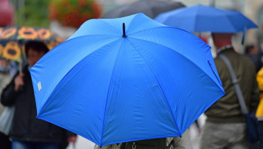 oameni cu umbrele pe strada