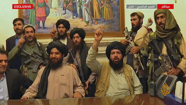 talibanii cu mainile pe sus si arme