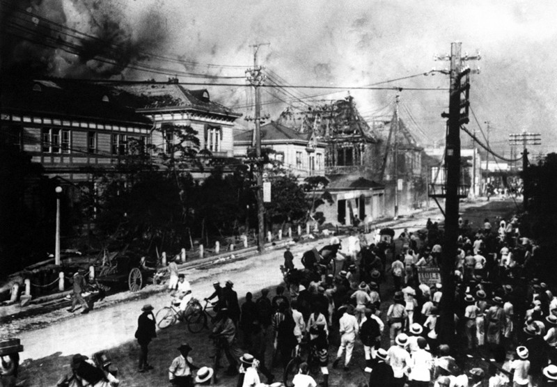Japan: Scene of destruction in Tokyo after the Great Kanto Earthquake of 1923. A row of houses ablaze on a street in Nihonbashi