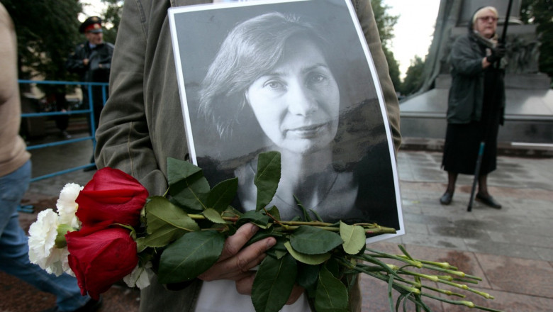 Un bărbat ține în mâini o fotografie cu militanta Natalia Estemirova, ucisă în Rusia.