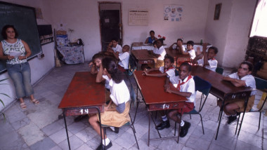 Copii din Cuba la școală.