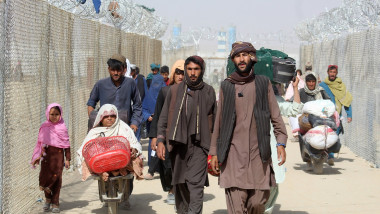 refugiati afgani care sosesc la granita cu pakistanul