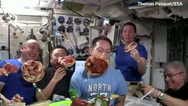 astronautii de pe iss si-au facut pizza care pluteste in imponderabilitate