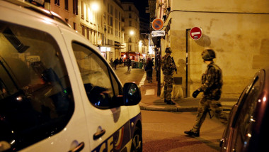 politie pe strazi in noaptea de 13 spe 14 noiembrie 2015 dupa atentatele din paris