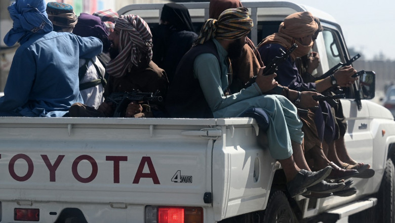 talibani in remorca unei masini