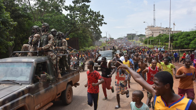 Sute de oameni au salutat îndepărtarea președintelui Guineei