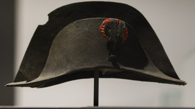 pălărie bicorn expusă într-un muzeu