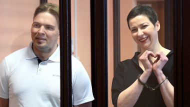 Opozanta Maria Kolesnikova, cu cătușe la mâini, în spatele unor uși de sticlă