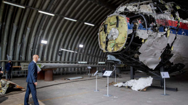 Avionul MH17, reconstituit din resturile strânse de la locul prăbușirii.