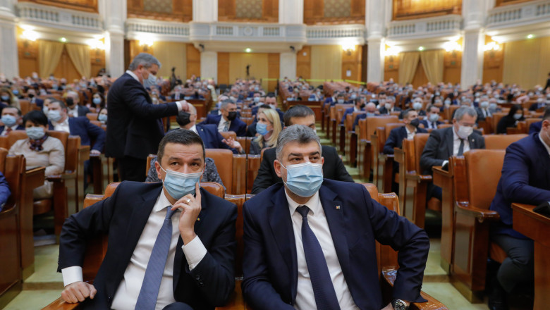 Sorin Grindeanu și Marcel Ciolacu în Parlament.